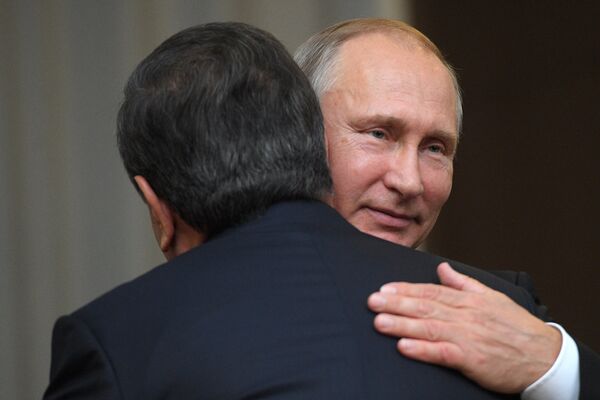 Президент России Владимир Путин и глава Узбекистана Шавкат Мирзиёев во время встречи в Сочи на саммите СНГ - Sputnik Узбекистан