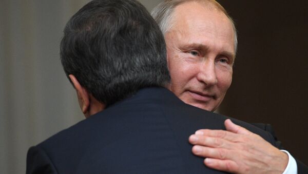 Президент РФ Владимир Путин и президент Узбекистана Шавкат Мирзиеев (слева) во время встречи - Sputnik Узбекистан