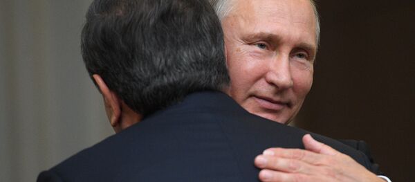 Президент РФ Владимир Путин и президент Узбекистана Шавкат Мирзиеев (слева) во время встречи - Sputnik Узбекистан