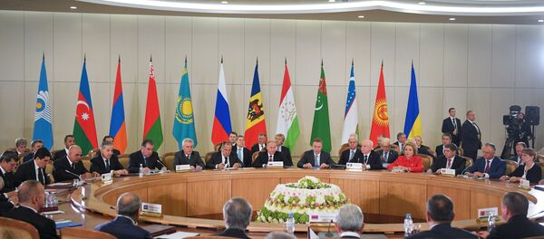 Президент РФ В. Путин принимает участие в заседании Совета глав государств СНГ Президент РФ В. Путин принимает участие в заседании Совета глав государств СНГ - Sputnik Ўзбекистон