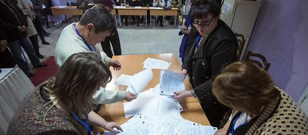 Сотрудник ТИК во время подсчета голосовов на выборах. Архивное фото Сотрудник ТИК во время подсчета голосовов на выборах. Архивное фото - Sputnik Ўзбекистон