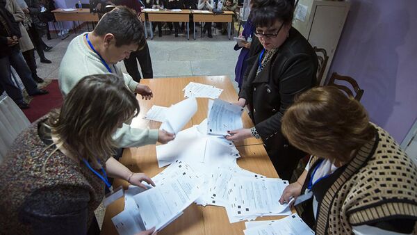 Сотрудник ТИК во время подсчета голосов на выборах. Архивное фото - Sputnik Узбекистан