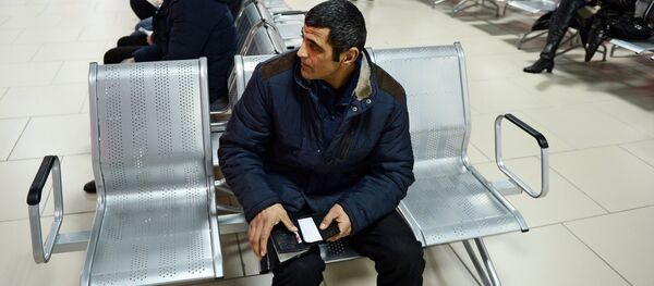 Посетители в многофункциональном миграционном центре Москвы близ деревни Сахарово Посетители в многофункциональном миграционном центре Москвы близ деревни Сахарово - Sputnik Ўзбекистон