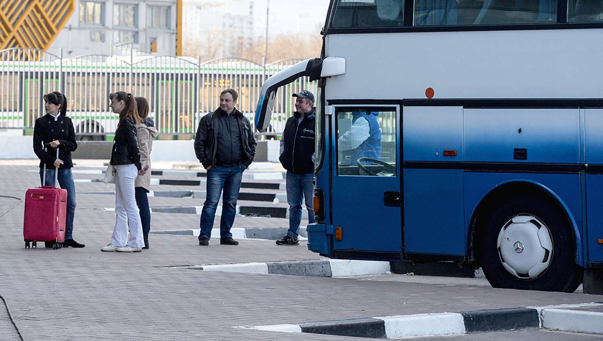 Автобус между. Узбекистан Казахстан автобус. Пассажиры на автовокзале. Автобус Узбекистан Москва. Автобусное сообщение.