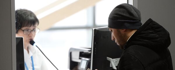 Посетитель в многофункциональном миграционном центре Москвы близ деревни Сахарово Посетитель в многофункциональном миграционном центре Москвы близ деревни Сахарово - Sputnik Ўзбекистон