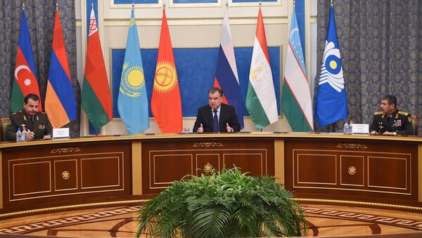 Встреча президента Таджикистан Эмомали Рахмона с министрами обороны стран СНГ - Sputnik Узбекистан