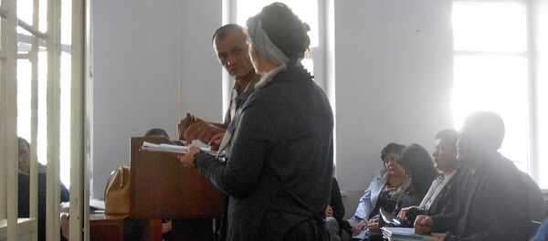 Свидетель объясняет матери Жасура Ибрагимова где он находился во время драки - Sputnik Узбекистан