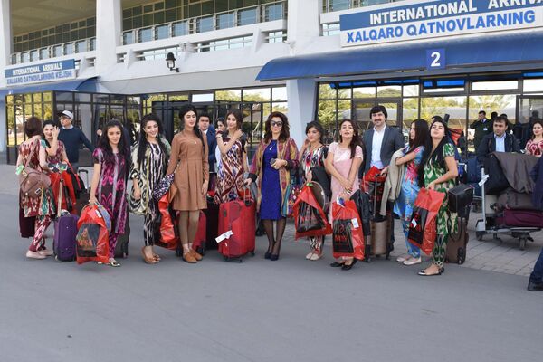Прибывшая в Ташкент таджикская культурная делегация - Sputnik Узбекистан