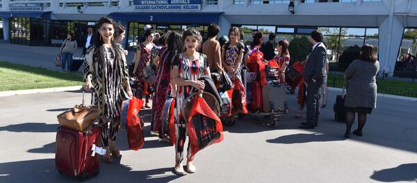 Прибывшая в Ташкент таджикская культурная делегация Прибывшая в Ташкент таджикская культурная делегация - Sputnik Узбекистан