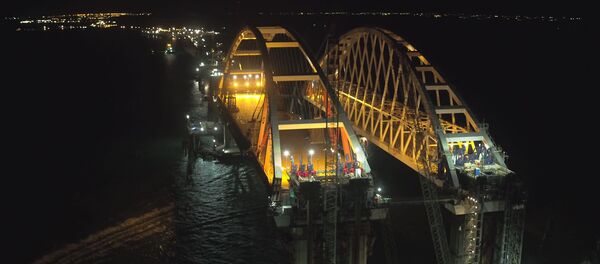 Автомобильную арку Крымского моста подняли на высоту 35 метров - Sputnik Узбекистан