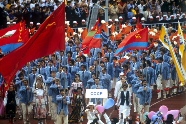 Делегация Союза Советских Социалистических Республик на церемонии открытия Всемирного фестиваля молодежи студентов, архивное фото - Sputnik Узбекистан