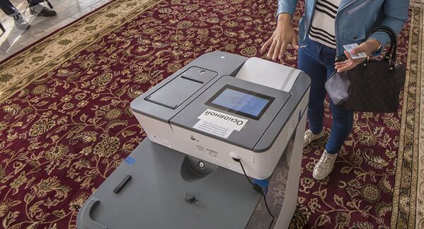 Новая биометрическая система голосования на выборах президента Кыргызстана, которые состоялись 15 октября 2017 года - Sputnik Узбекистан