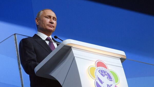 Президент РФ В. Путин принял участие в открытии Всемирного фестиваля молодёжи и студентов в Сочи - Sputnik Узбекистан