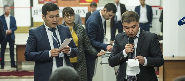 Члены избирательной комиссии подсчитывают бюллетени на избирательном участке в Бишкеке во время президентских выборов в Кыргызстане - Sputnik Узбекистан