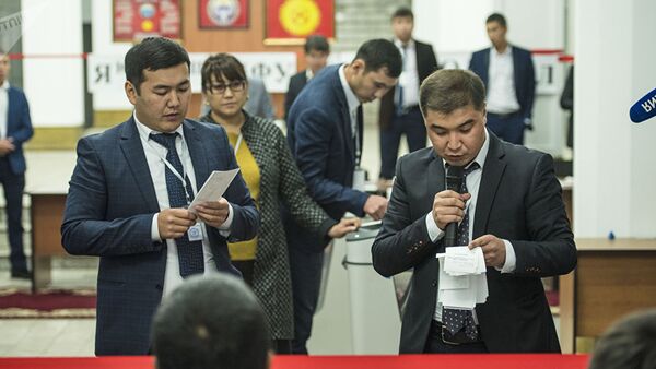 Члены избирательной комиссии подсчитывают бюллетени на избирательном участке в Бишкеке во время президентских выборов в Кыргызстане - Sputnik Узбекистан