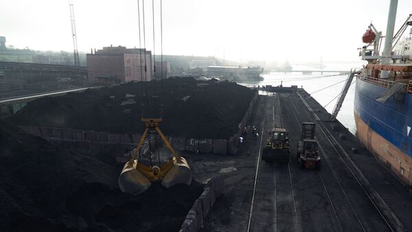 Разгрузка угля в порту Одессы - Sputnik Узбекистан