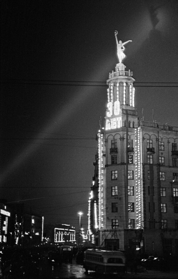 Праздничная иллюминация на Пушкинской площади в честь 30-летия Октябрьской социалистической революции. Москва, 7 ноября 1947 года Праздничная иллюминация на Пушкинской площади в честь 30-летия Октябрьской социалистической революции. Москва, 7 ноября 1947 года - Sputnik Узбекистан