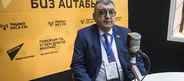 Заместитель председателя комитета Милли меджлиса Азербайджана по труду и социальной политике Рауф Асиф оглы Алиев во время интервью на радио Sputnik Кыргызстан - Sputnik Узбекистан