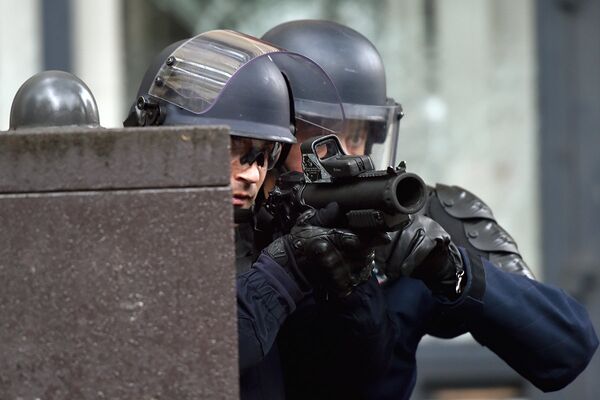Французский полицейский во время демонстрации 10 октября в Париже - Sputnik Узбекистан