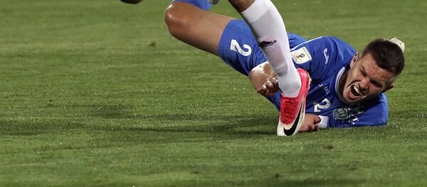 Нападающий сборной Узбекистана Егор Кримец во время отборочного футбольного матча чемпионата мира по футболу 2018 года на стадионе Азади в Тегеране, Иран Нападающий сборной Узбекистана Егор Кримец во время отборочного футбольного матча чемпионата мира по футболу 2018 года на стадионе Азади в Тегеране, Иран - Sputnik Узбекистан