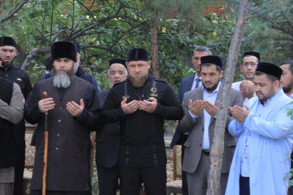 Рамзан Кадыров помолился на могиле шейха Мухаммада Садыка Мухаммада Юсуфа Рамзан Кадыров помолился на могиле шейха Мухаммада Садыка Мухаммада Юсуфа - Sputnik Узбекистан