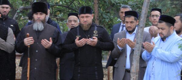 Глава Чечни Рамзан Кадыров помолился с мусульманами в Ташкенте Глава Чечни Рамзан Кадыров помолился с мусульманами в Ташкенте - Sputnik Ўзбекистон