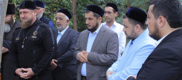 Глава Чечни Рамзан Кадыров в Ташкенте общается с мусульманами Глава Чечни Рамзан Кадыров в Ташкенте общается с мусульманами - Sputnik Узбекистан