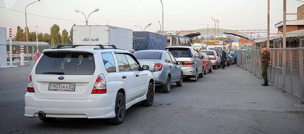 Автомобильный затор на контрольно-пропускной пункт Акжол автодорожный на границе Кыргызстана и Казахстана Автомобильный затор на контрольно-пропускной пункт Акжол автодорожный на границе Кыргызстана и Казахстана - Sputnik Ўзбекистон