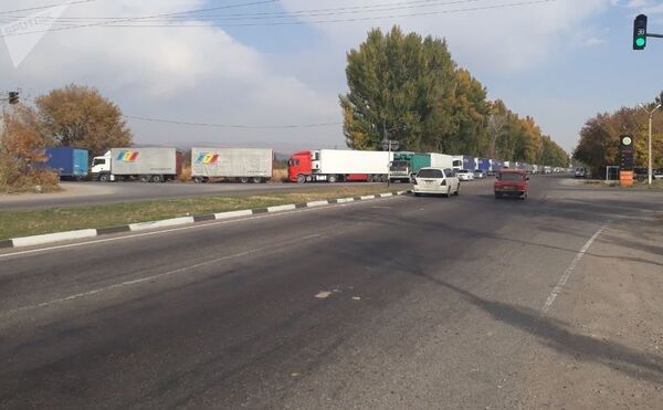 Пробка из фур на КПП Ак-Тилек растянулась на 7 километров  - Sputnik Узбекистан