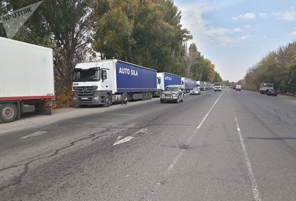 В час границу пересекает лишь 1-2 машины, рассказывают водители  - Sputnik Узбекистан