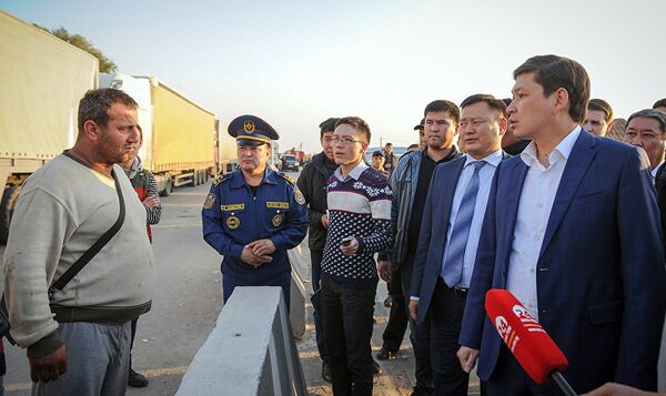 Премьер-министр КР Сапар Исаков на контрольно-пропускном пункте Ак-Тилек автодорожный на кыргызско-казахской границе - Sputnik Узбекистан