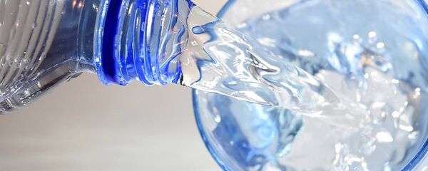 Воду наливают в стакан - Sputnik Узбекистан