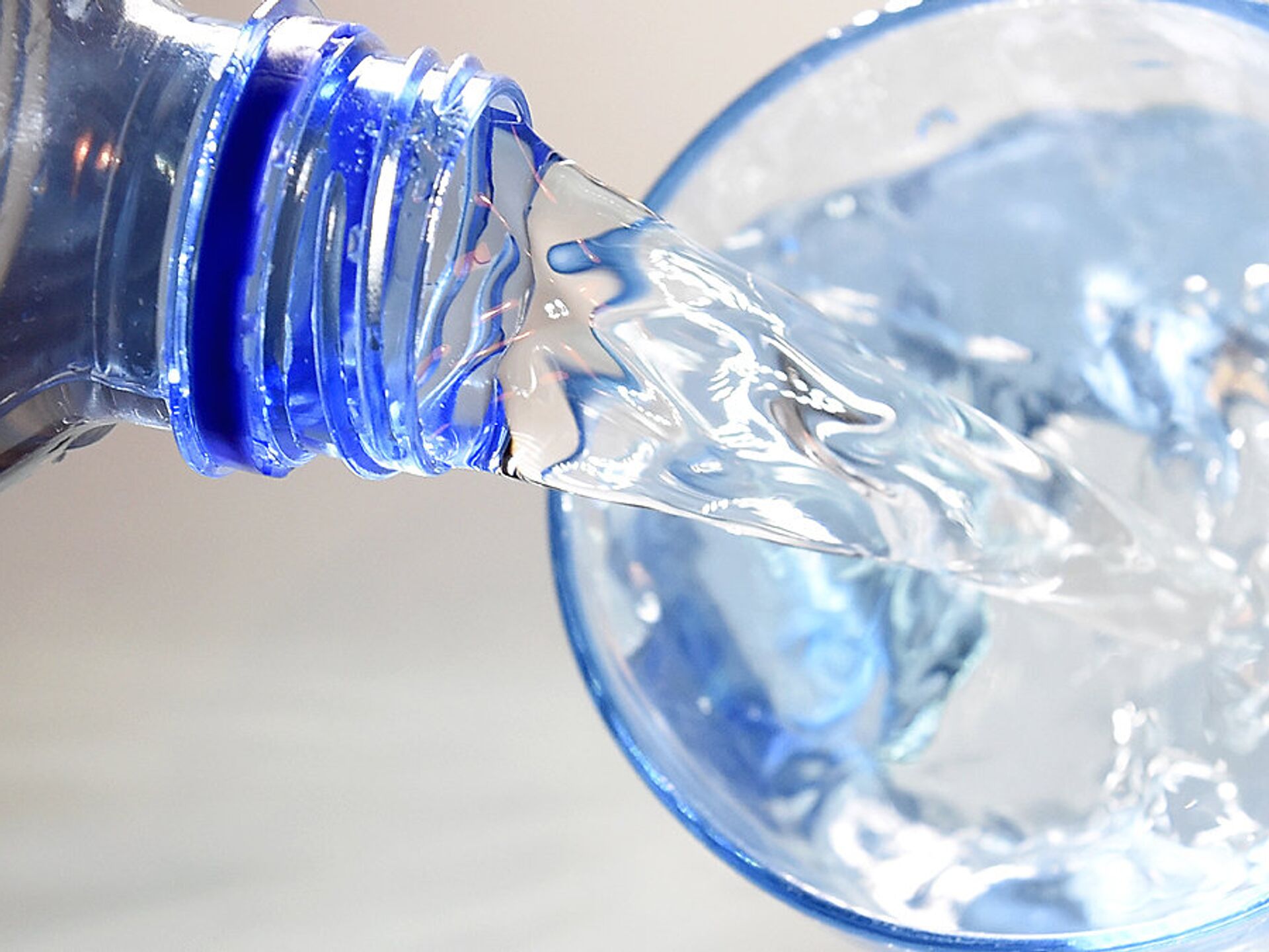 Эфир легче воды. Вода из бутылки. Вода. Питьевая вода. Разлитая вода.