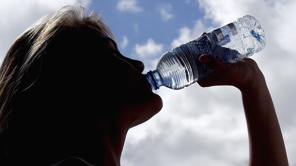 Женщина пьет воду - Sputnik Ўзбекистон