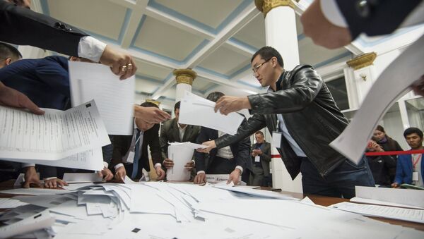 Подсчет голосов на избирательном участке в Бишкеке в ходе выборов президента Кыргызстана - Sputnik Узбекистан