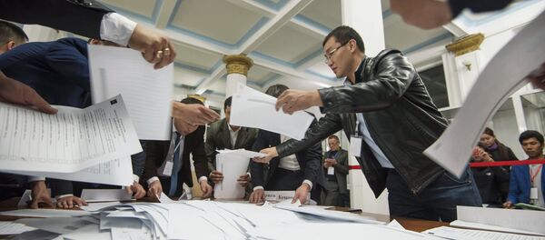 Подсчет голосов на избирательном участке в Бишкеке в ходе выборов президента Кыргызстана Подсчет голосов на избирательном участке в Бишкеке в ходе выборов президента Кыргызстана - Sputnik Узбекистан