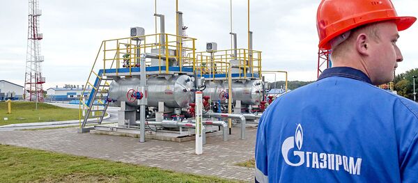 Рабочий проводит заключительные проверки перед запуском в эксплуатацию подземного хранилища газа - Sputnik Узбекистан