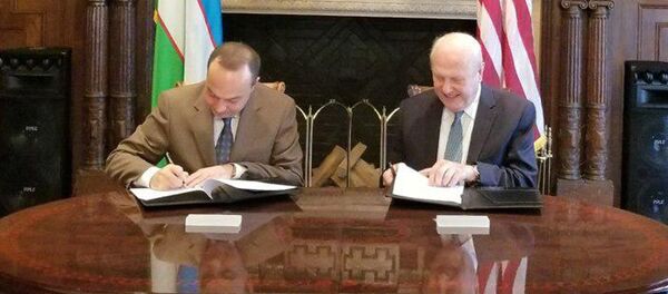 Подписание Меморандума о сотрудничестве между Информационно-аналитическим центром международных отношений (ИАЦМО) и Институтом Центральной Азии и Кавказа (CACI) при Совете американской внешней политики. - Sputnik Узбекистан