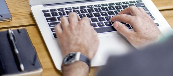 Мужчина работает за компьютером Мужчина работает за компьютером - Sputnik Узбекистан