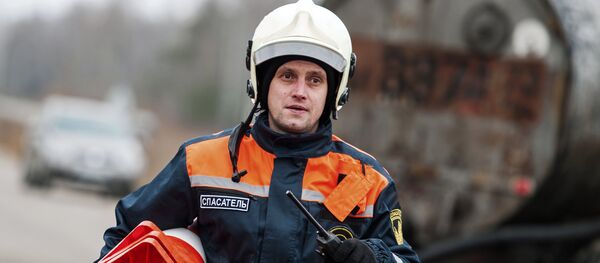 Сотрудник МЧС - Sputnik Узбекистан