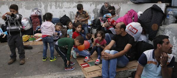 Беженцы у автобусной станции - Sputnik Узбекистан