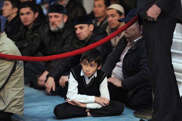 Прибытие величайшей реликвии ислама - волоса пророка Мухаммада в Московскую соборную мечеть - Sputnik Узбекистан
