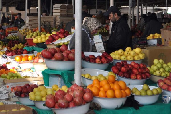 Продажа фруктов на душанбинском рынке Шохмансур. Архивное фото Продажа фруктов на душанбинском рынке Шохмансур. Архивное фото - Sputnik Узбекистан