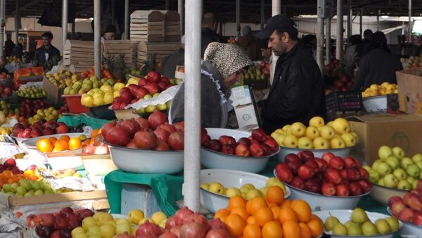 Продажа фруктов на душанбинском рынке Шохмансур. Архивное фото - Sputnik Узбекистан