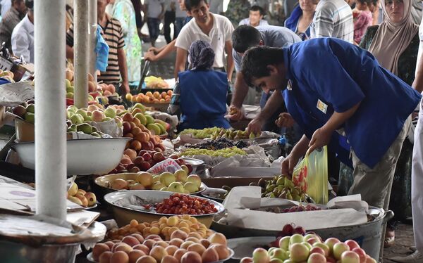 Фруктовые ряды на базаре Шохмансур, архивное фото Фруктовые ряды на базаре Шохмансур, архивное фото - Sputnik Узбекистан