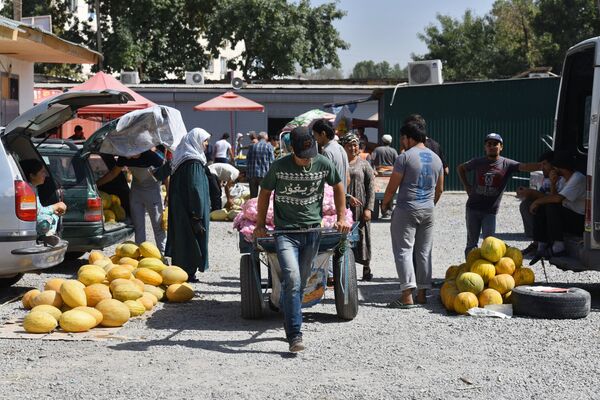 На рынке в Душанбе, архивное фото На рынке в Душанбе, архивное фото - Sputnik Узбекистан
