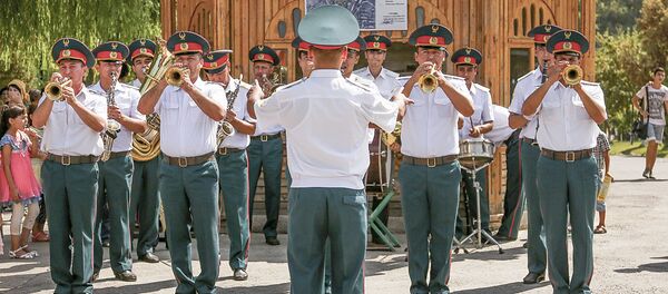 Оркестр Министерства внутренних дел выступает в центре Ташкента, Узбекистан - Sputnik Узбекистан