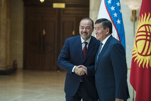 В государственной резиденции Ала-Арча началась встреча премьер-министров Кыргызстана и Узбекистана Сооронбая Жээнбекова и Абдуллы Арипова - Sputnik Узбекистан