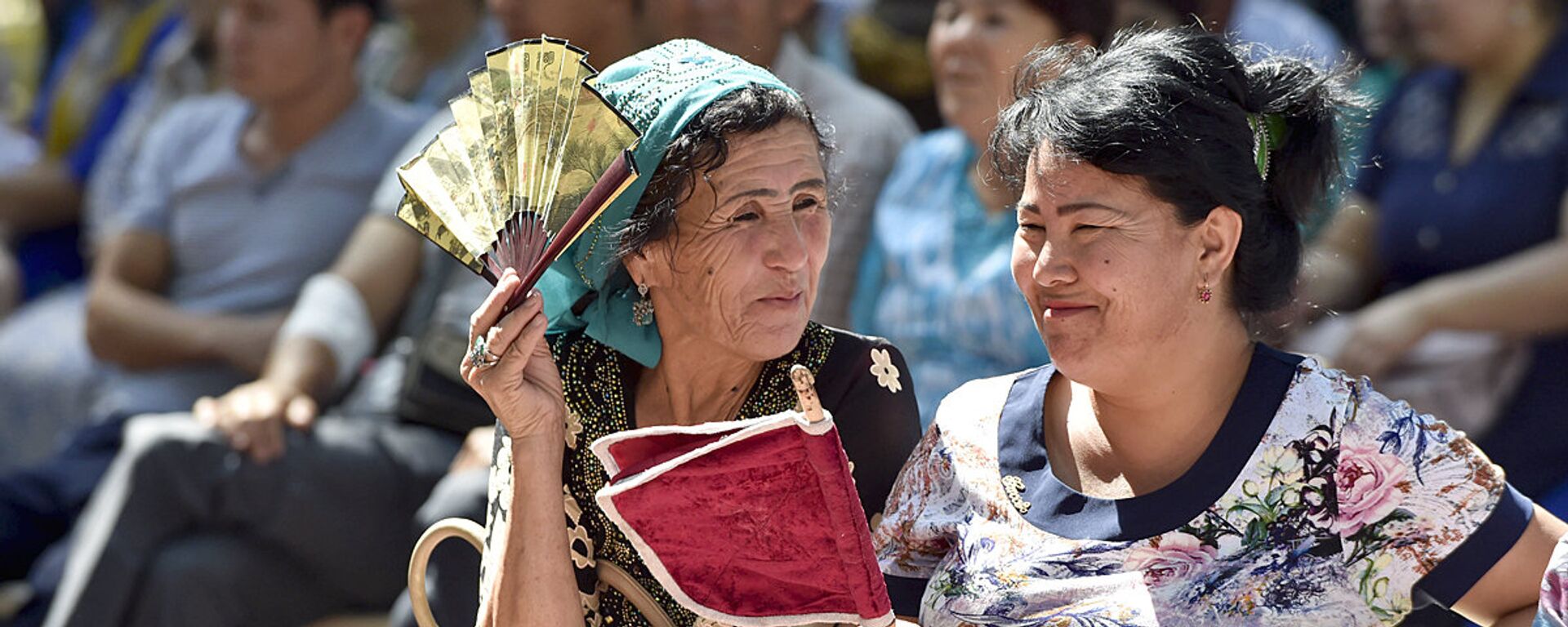 Узбекские женщины беседуют на улице - Sputnik Узбекистан, 1920, 09.06.2021