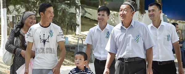 Узбекская семья прогуливается по парку во время празднования Дня Независимости в Ташкенте - Sputnik Узбекистан